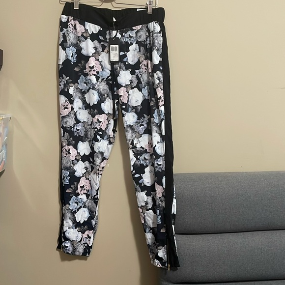 Floral guess joggers - Picture 1 of 7